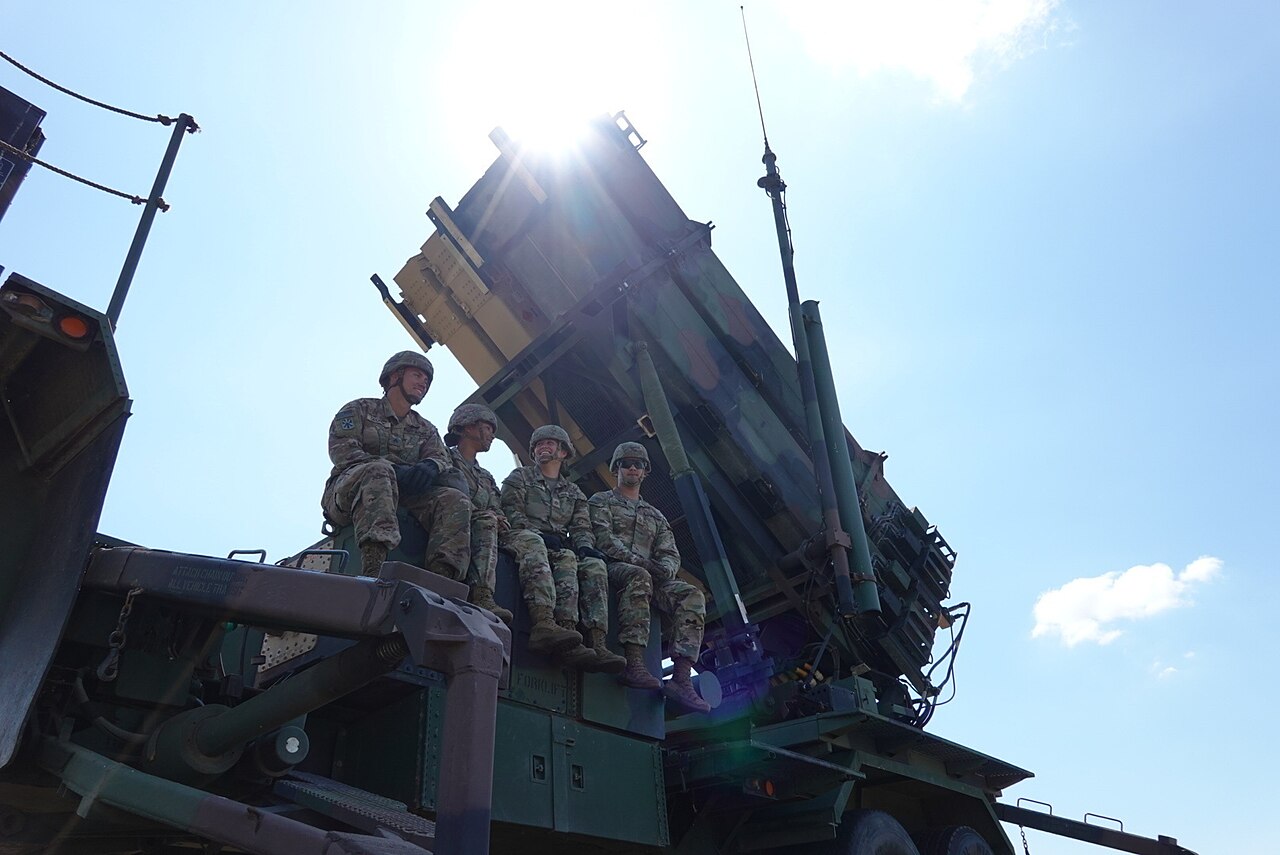 Американски военни върху пускова установка на системата „Патриот“. Снимката е от хранилище и не показва самото събитие.