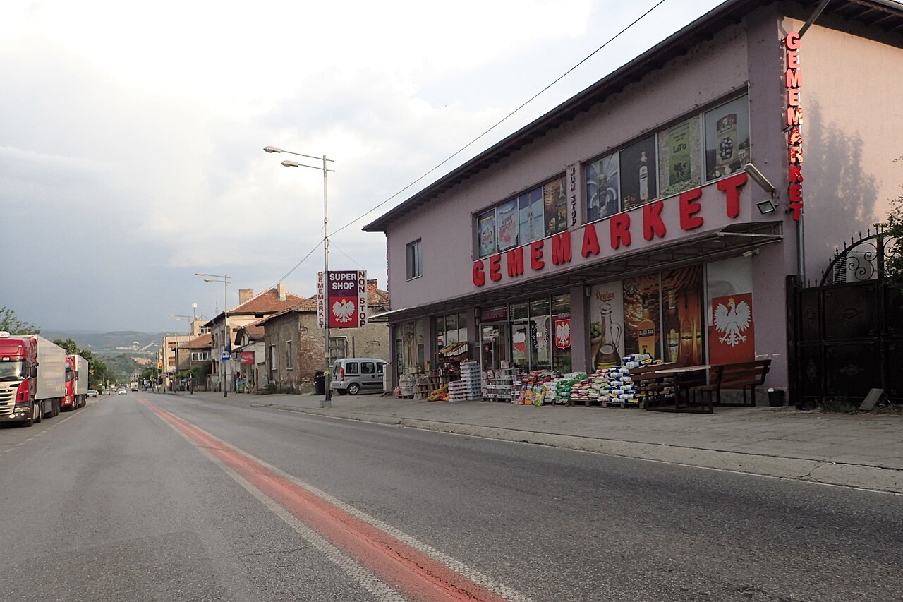 Магазин на главната улица в Кресна. Снимката е от хранилище и не показва самото събитие.