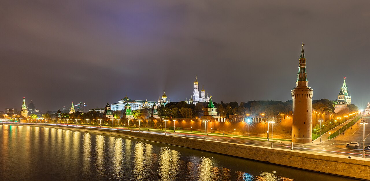 Московският Кремъл нощем, гледан откъм река Москва. Снимката е от хранилище и не показва самото събитие.