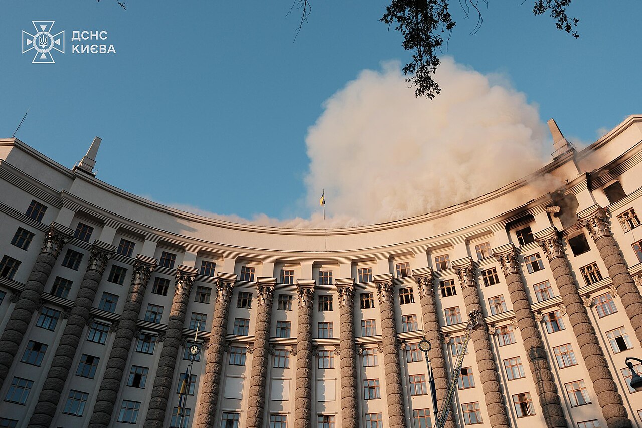 Дим над обгоряла правителствена сграда в Киев след руски удар. Снимката е от хранилище и не показва самото събитие.
