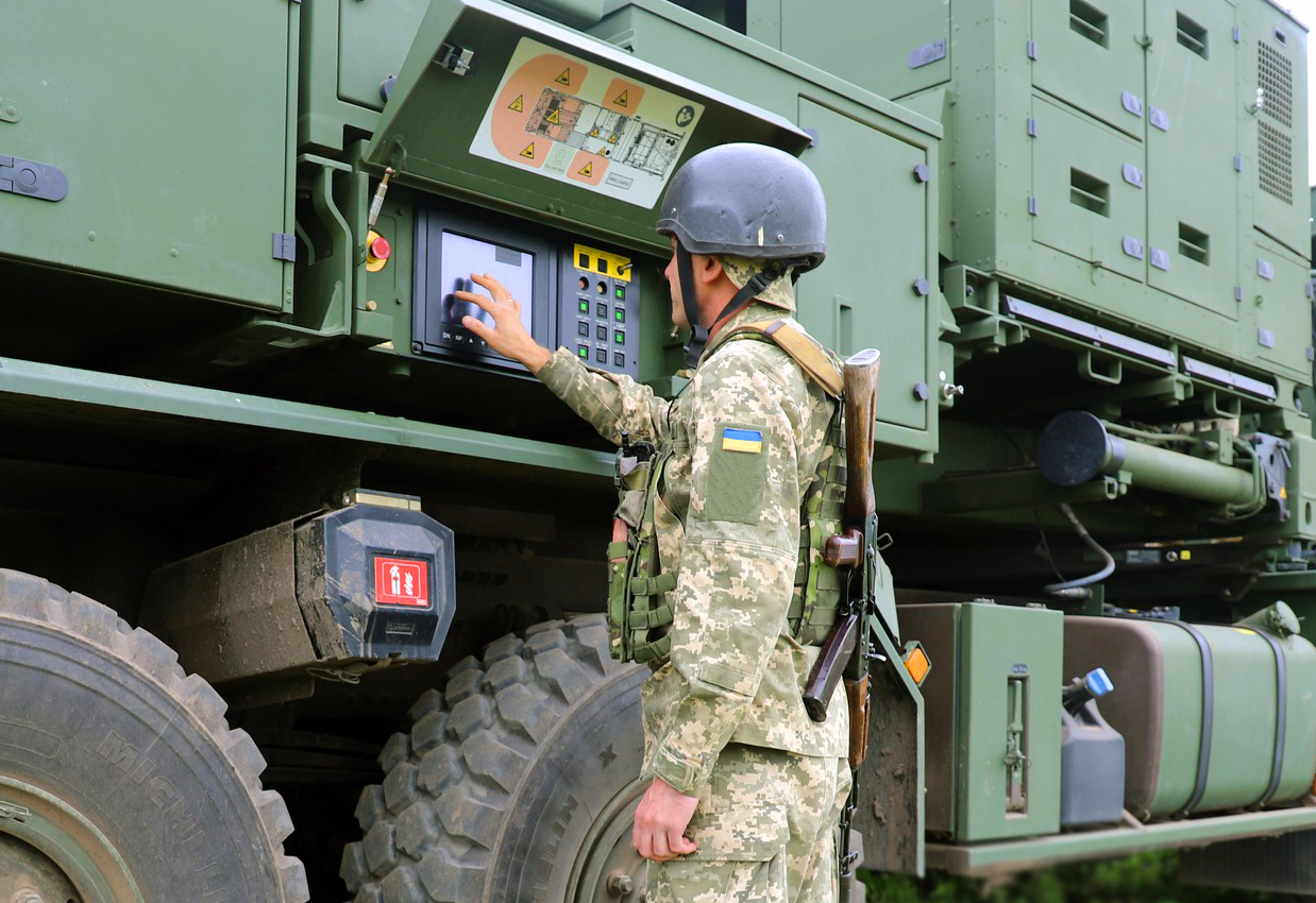 Украински военнослужещ до германска зенитна система „Айрис-Т“. Снимката е от хранилище и не показва самото събитие.