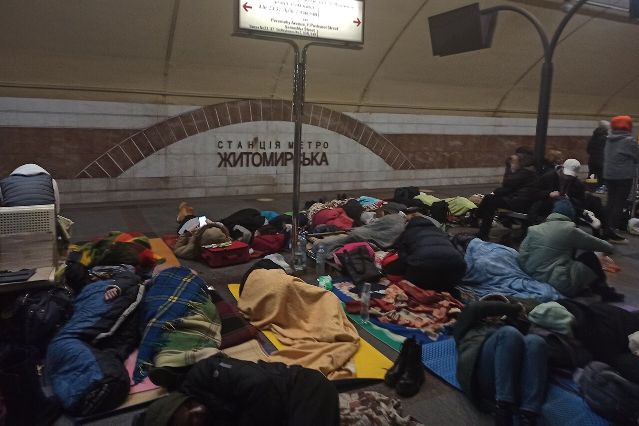 Жители на Киев се укриват на метростанция „Житомирска“. Снимката е от хранилище и не показва самото събитие.