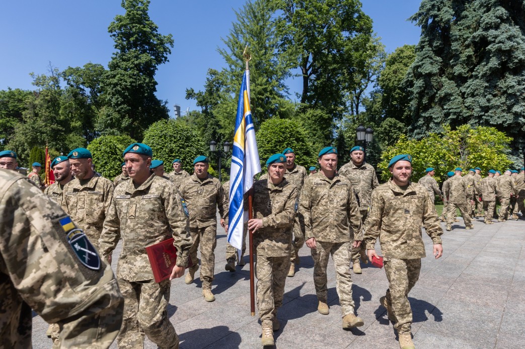 Украински морски пехотинци със знамето на Военноморските сили. Снимката е от хранилище и не показва самото събитие.