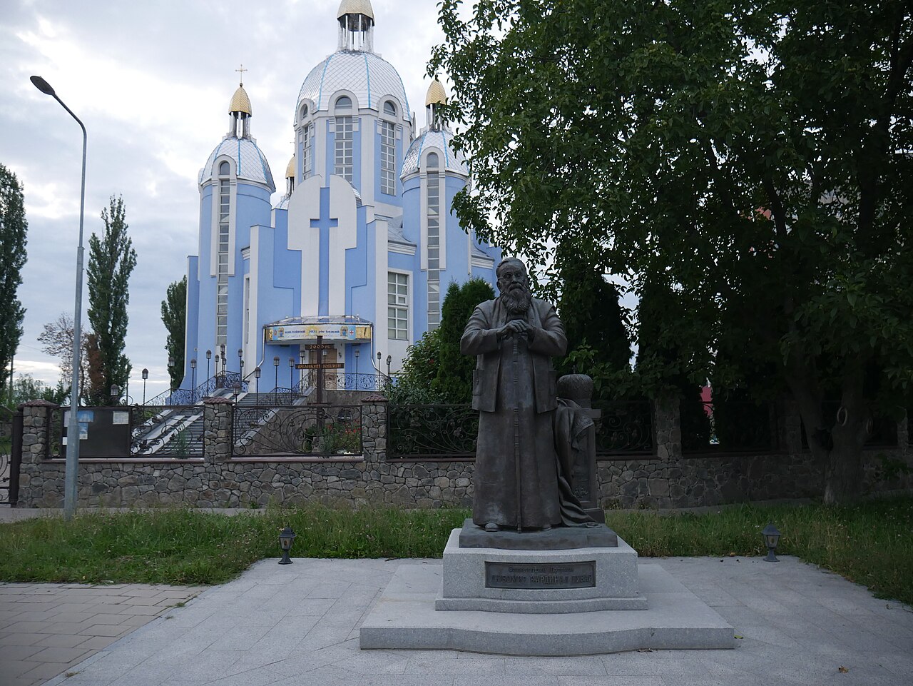 Паметник на Любомир Гузар пред храм във Винница. Снимката е от хранилище и не показва самото събитие.