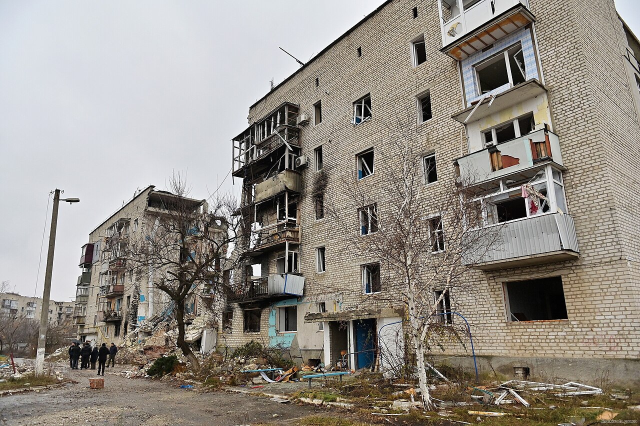 Разрушена при руски обстрел жилищна сграда в украинския град Изюм. Снимката е от хранилище и не показва самото събитие.