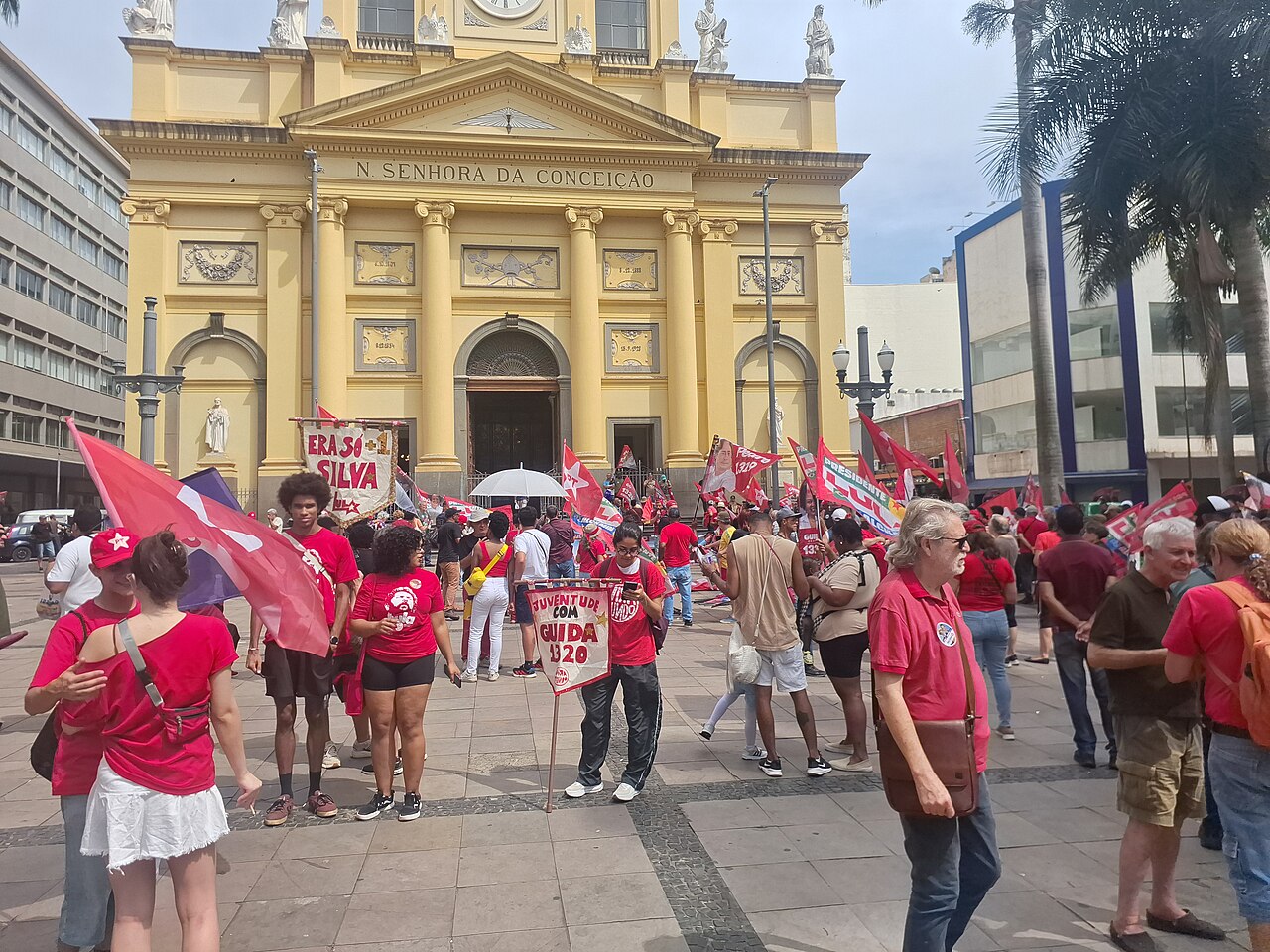 Митинг в подкрепа на Лула пред катедралата в Кампинас. Снимката е от хранилище и не показва самото събитие.
