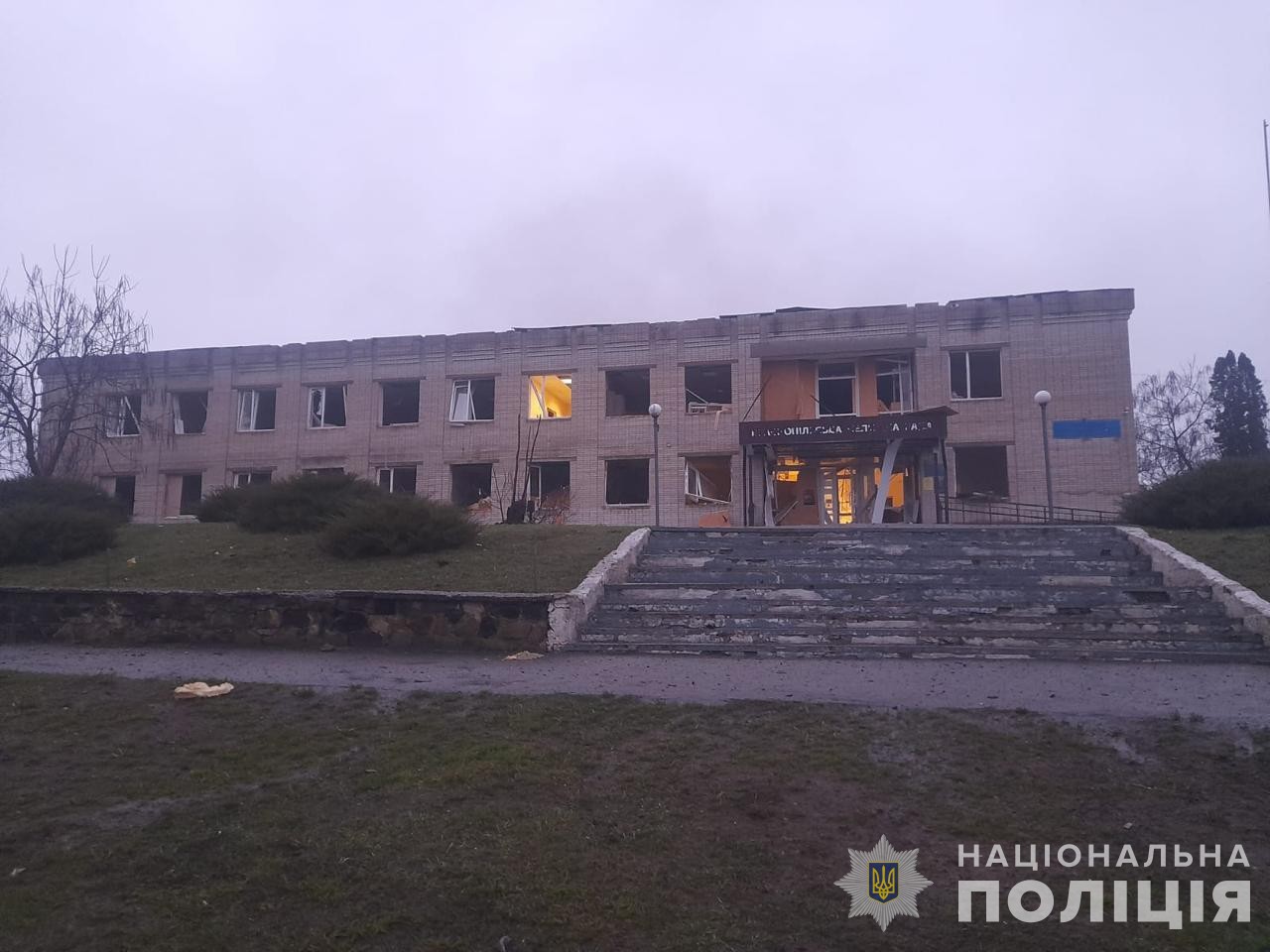 Разрушена сграда на селищния съвет в Краснопиля, Сумска област, след руски удар. Снимката е от хранилище и не показва самото събитие.