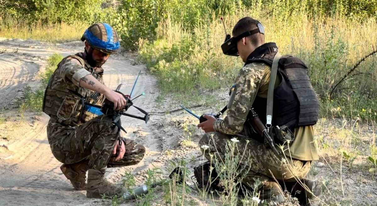 Украински военнослужещи подготвят малък ударен дрон. Снимката е от хранилище и не показва самото събитие.