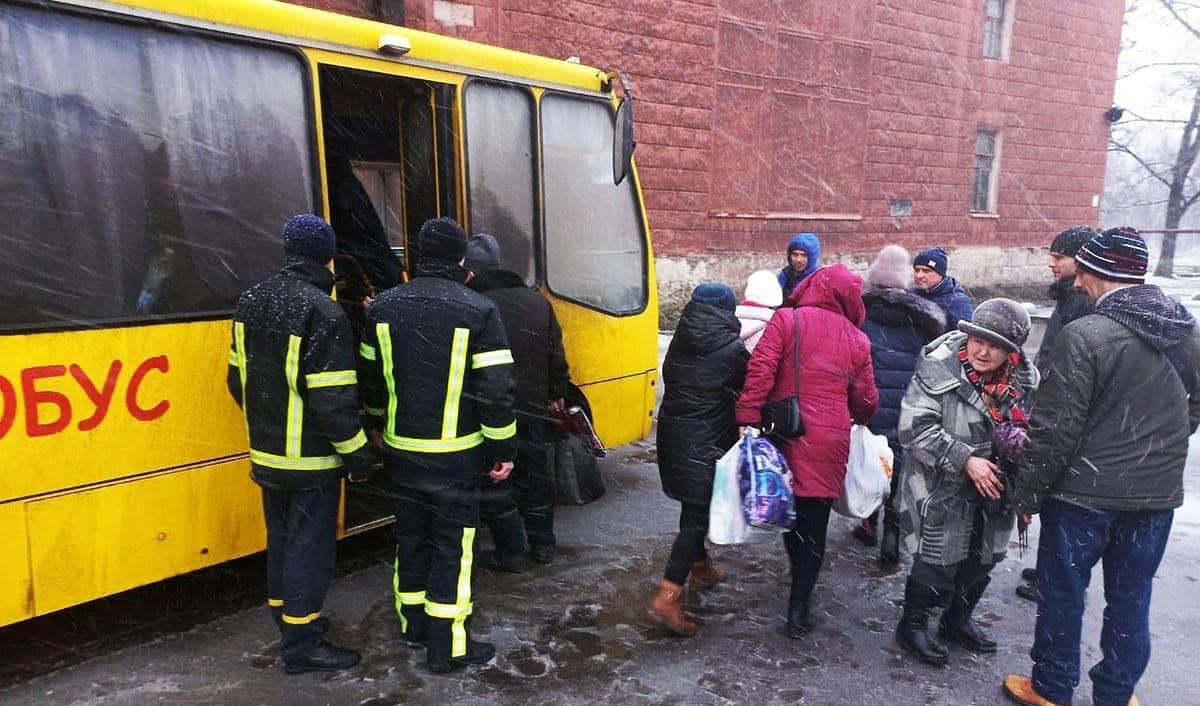 Цивилни се качват в автобус при евакуация от Волноваха в Донецка област. Снимката е от хранилище и не показва самото събитие.