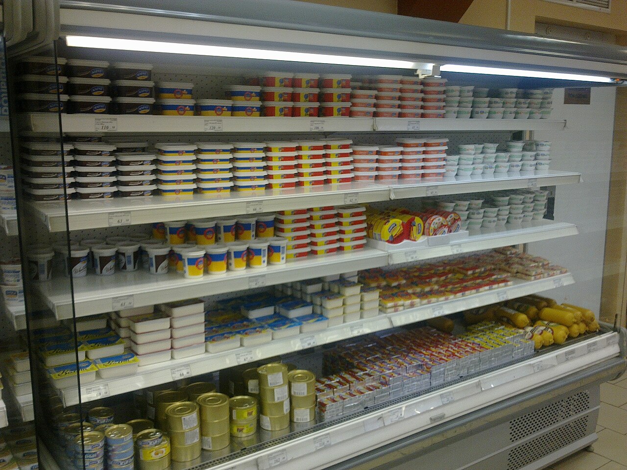 Млечни продукти с ценови етикети на витрина в хранителен магазин. Снимката е от хранилище и не показва самото събитие.