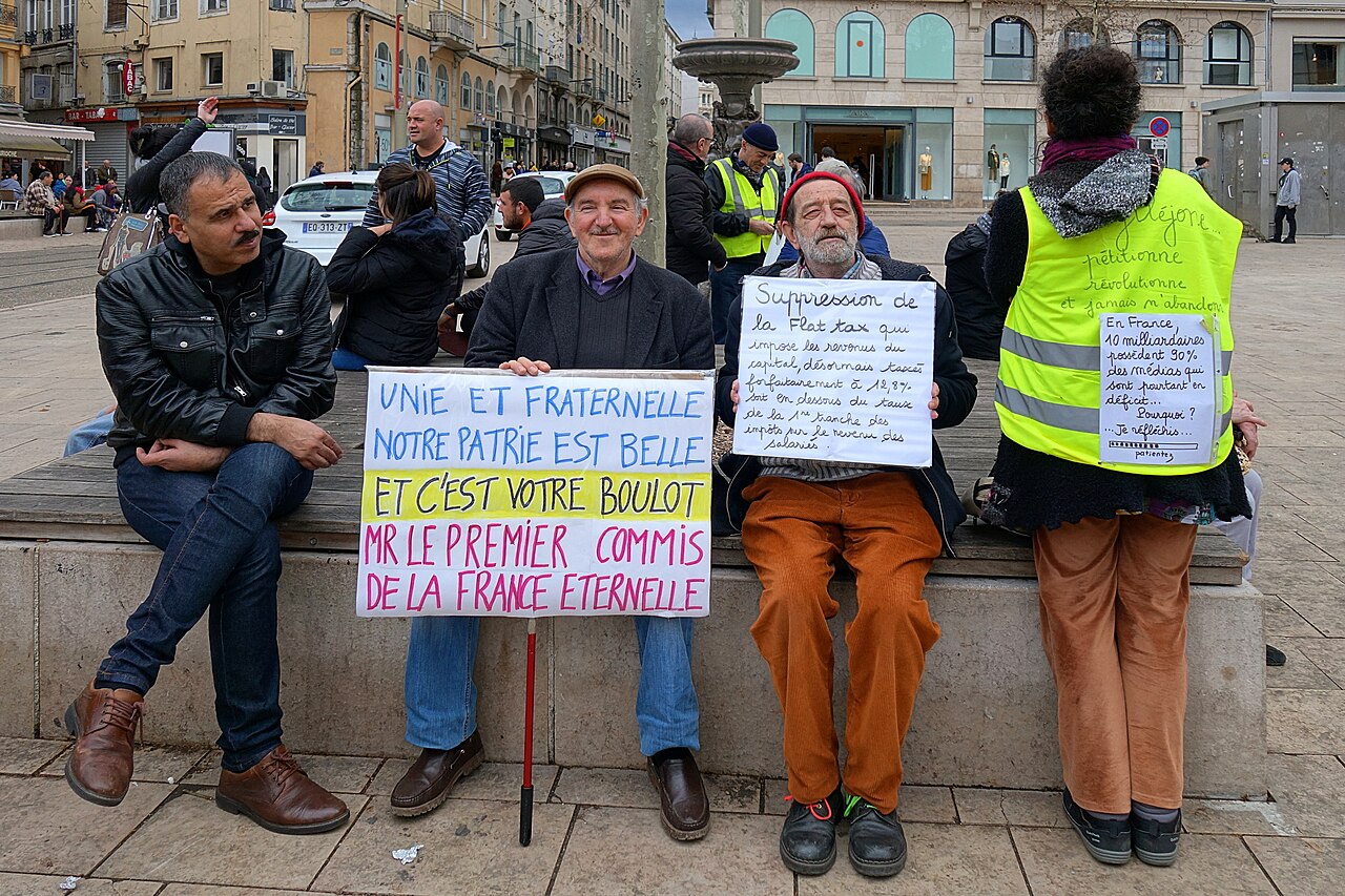 Участници в протест на жълтите жилетки с плакати в Сент Етиен. Снимката е от хранилище и не показва самото събитие.