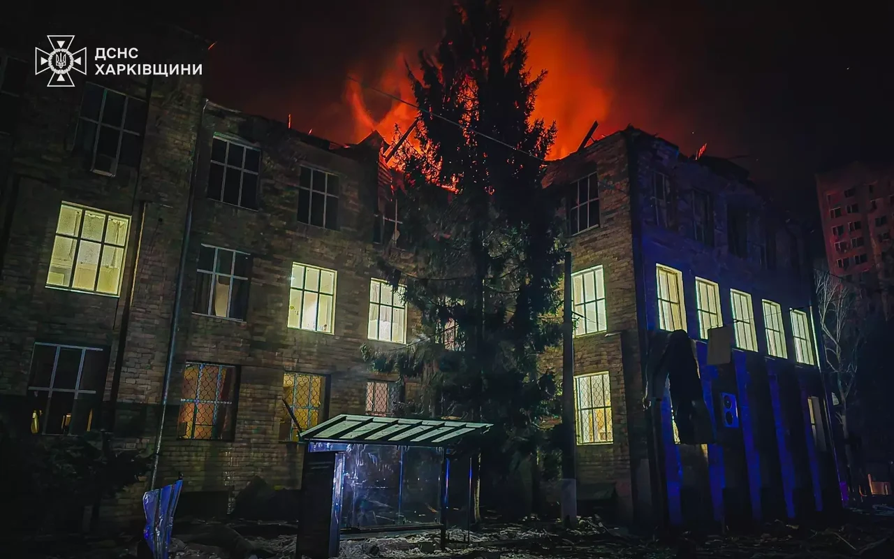 Повредени сгради в Харков, обхванати от пожар след руска атака с дронове. Снимката е от хранилище и не показва самото събитие.