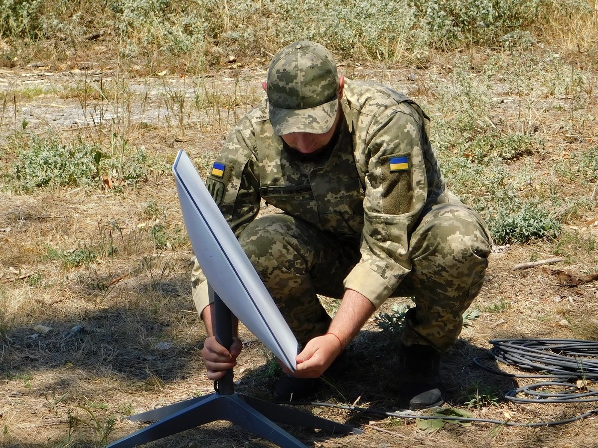 Украински военен монтира терминал „Старлинк“. Снимката е от хранилище и не показва самото събитие.