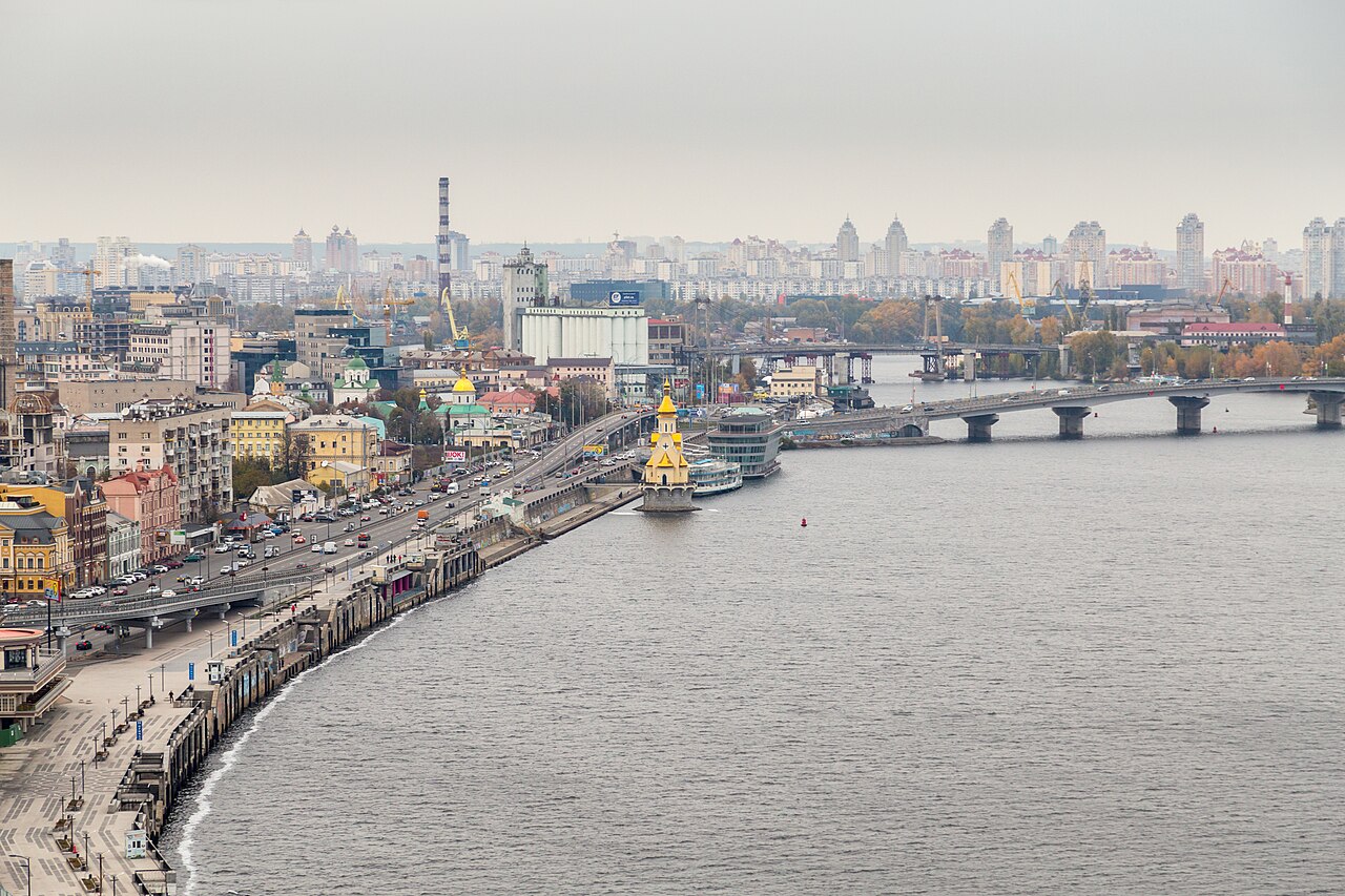 Изглед към Киев и река Днепър с крайбрежната улица. Снимката е от хранилище и не показва самото събитие.