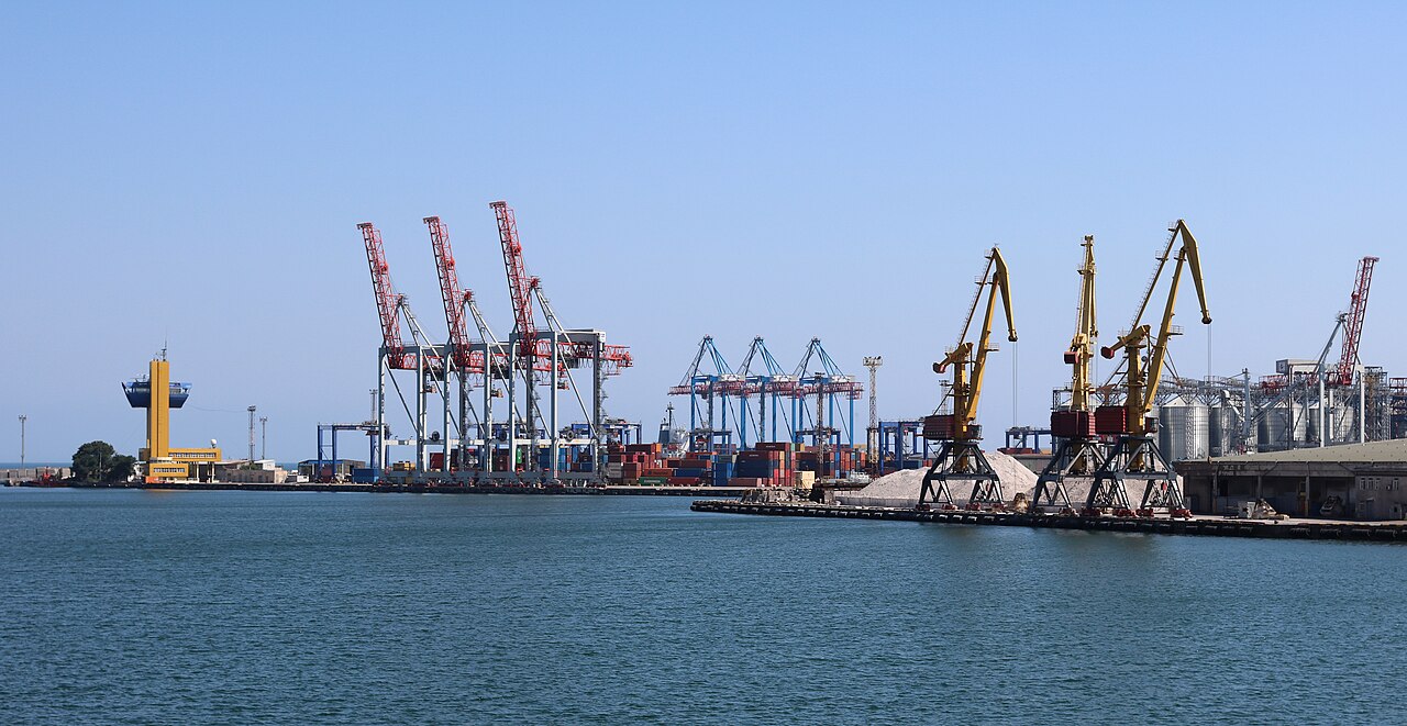 Кранове и контейнери в морското търговско пристанище в Одеса. Снимката е от хранилище и не показва самото събитие.