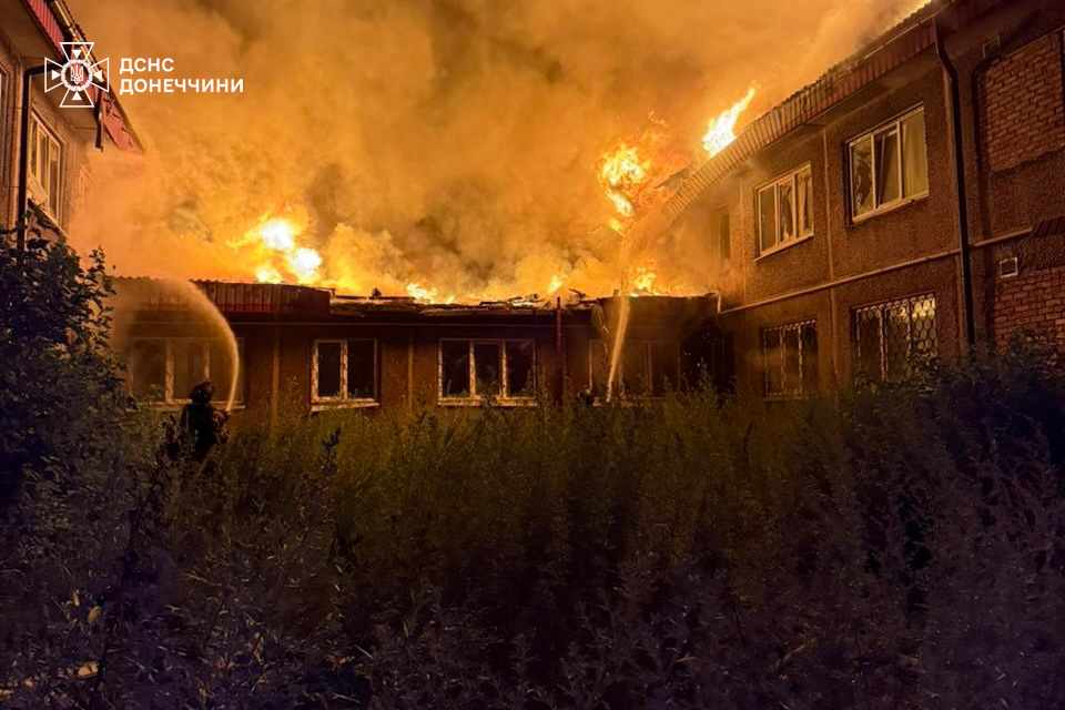 Пожарникари гасят горяща сграда в Константиновка. Снимката е от хранилище и не показва самото събитие.
