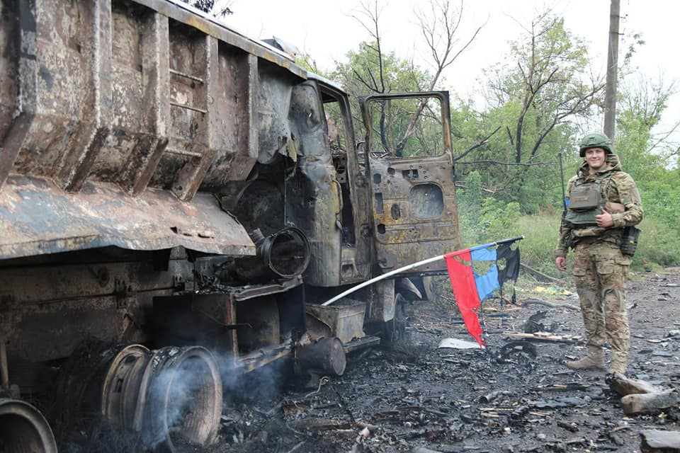 Украински военнослужещ до изгоряло военно превозно средство. Снимката е от хранилище и не показва самото събитие.