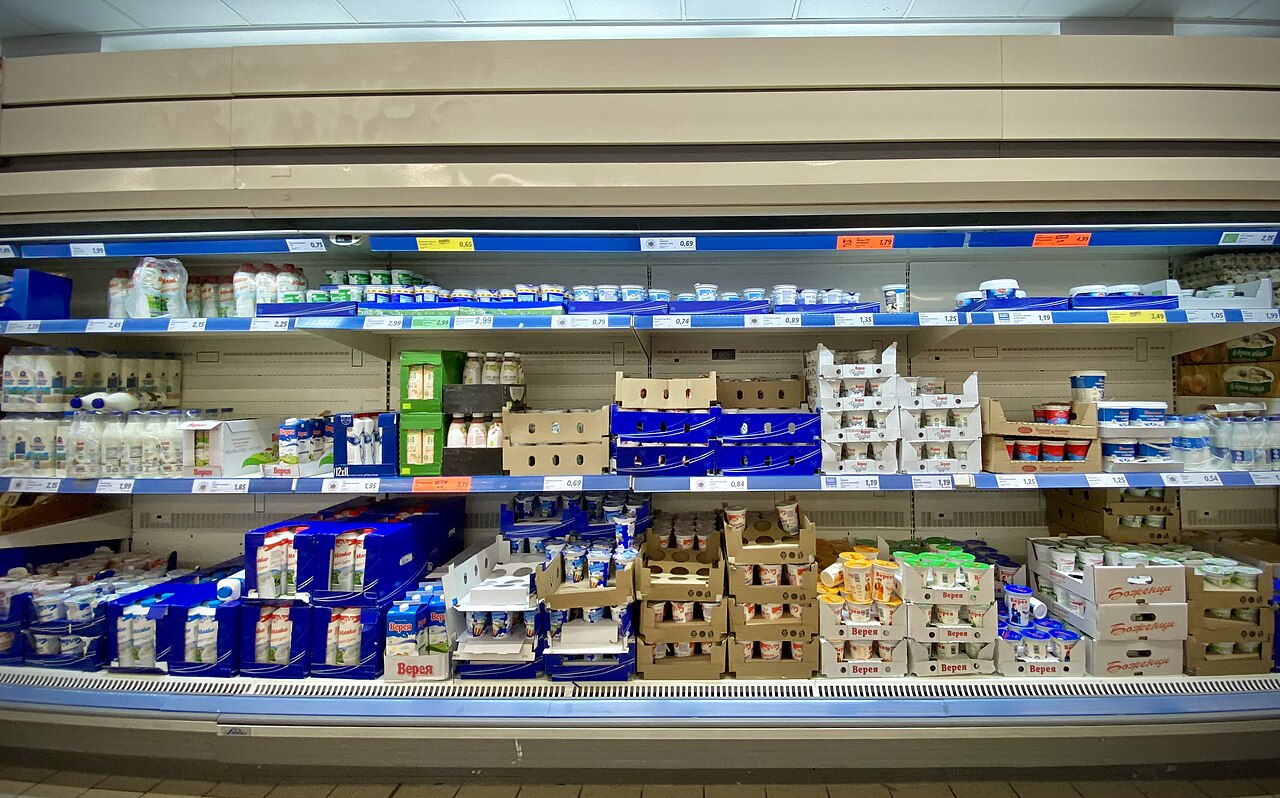 Хладилен щанд с млечни продукти в магазин в София. Снимката е от хранилище и не показва самото събитие.