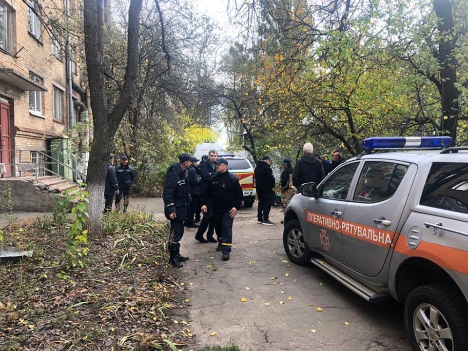 Украински спасители и автомобил на спешните служби пред жилищна сграда. Снимката е от хранилище и не показва самото събитие.