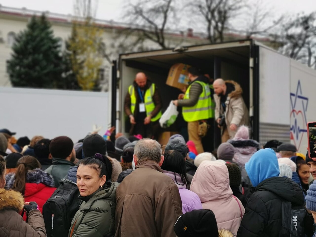 Доброволци раздават хуманитарна помощ от камион в Херсон. Снимката е от хранилище и не показва самото събитие.