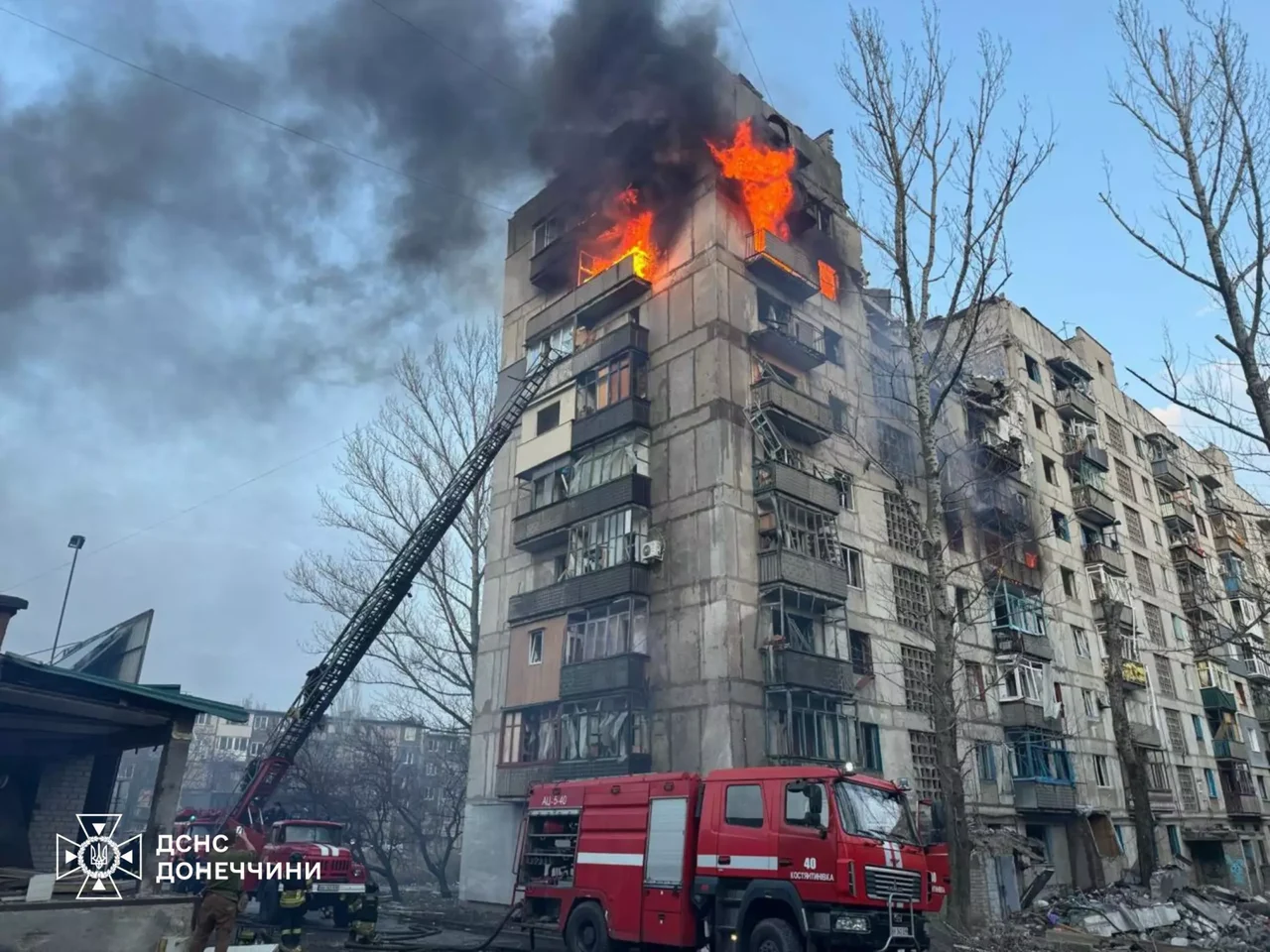 Пожарникари пред горяща жилищна сграда в Константиновка. Снимката е от хранилище и не показва самото събитие.