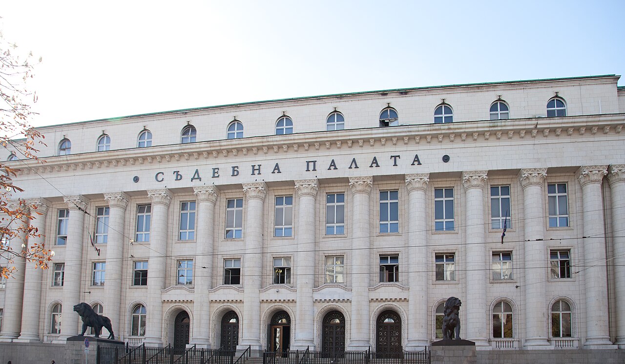 Фасадата на Съдебната палата в София с лъвовете пред входа. Снимката е от хранилище и не показва самото събитие.