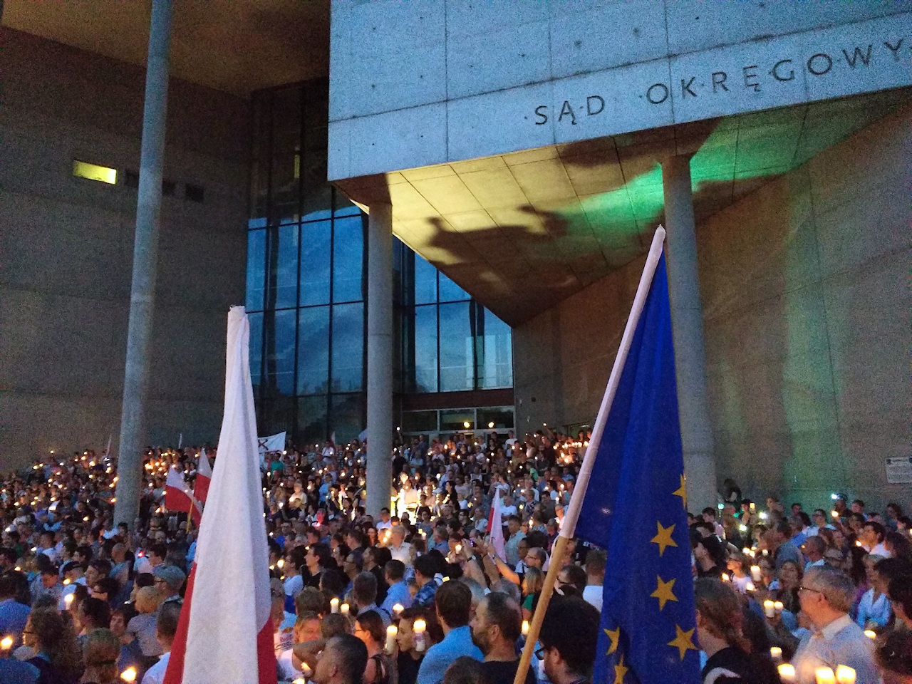 Протестиращи със свещи и флагове пред Окръжния съд в Катовице. Снимката е от хранилище и не показва самото събитие.